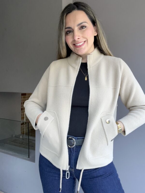 CHAQUETA CLÁSICA CIERRE BEIGE
