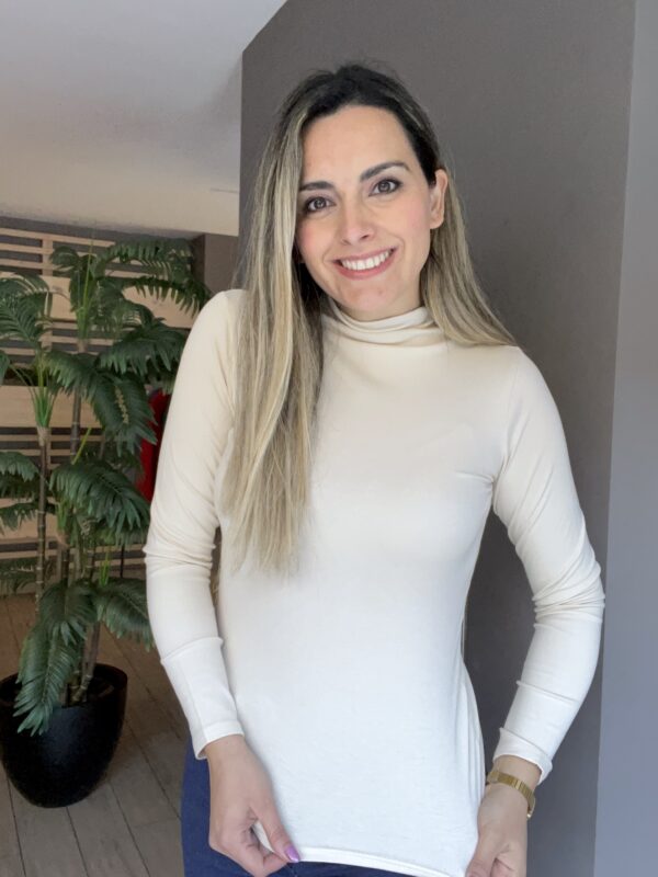 CAMISETA CUELLO MEDIO BEIGE - Imagen 2