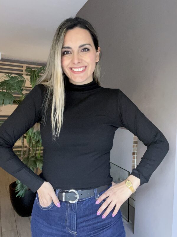 CAMISETA CUELLO MEDIO NEGRO