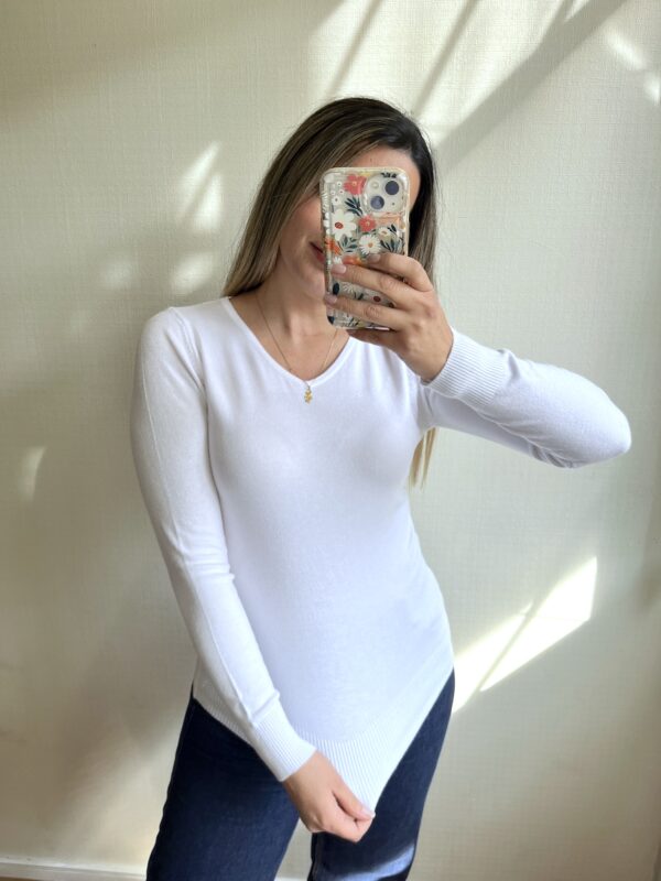 SUETER PUNTO FINO CUELLO V BLANCO - Imagen 2