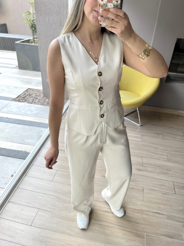 CONJUNTO SASTRERO ARENA L - PANTALON + GILLETTE - Imagen 2