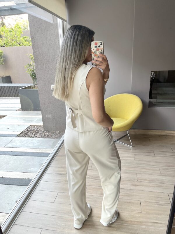 CONJUNTO SASTRERO ARENA L - PANTALON + GILLETTE - Imagen 3
