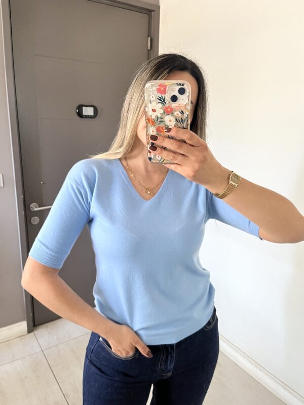 POLERA PUNTO FINO CELESTE - Imagen 2