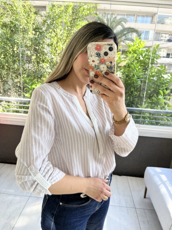 BLUSA RAYADA CUELLO MAO BEIGE - Imagen 3